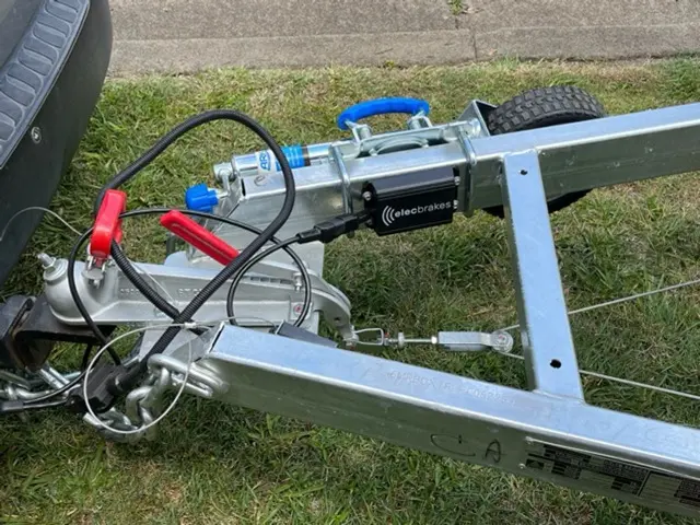 trailer hitch and connector with brake assist